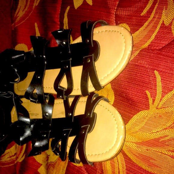 Size 9 FOREVER BLACK GLADIATOR SANDALS - Picture 5 of 8